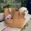 Flot hundetaske i lækkert læderlook her er Alba med på tur i København.