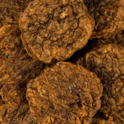 Forkæl din hund med Brit Meaty Jerky Rabbit Meaty Coins. Smagfulde hundegodbidder med kanin og blåbær, ideelle til træning