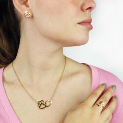 Ørestikker med pote | Guld I ses her med halskæde og fingerring i samme serie