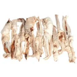 Naturligt tørrede kaninører med pels til hunde. Smagfuld og populær tyggesnack med varierende størrelse og struktur