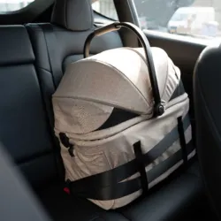 Ved hjælp af bilens eksisterende sikkerhedsseler, er det let at fastgøre kabinen på bilens bagsæde