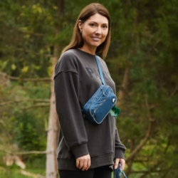 Bæltetasken kan bæres på flere måder, også som crossover