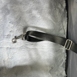 Med Pawise Deluxe Hundesæde kan din hund sidder sikkert fast