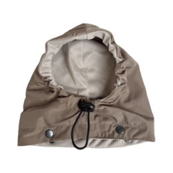 regnjakken har aftagelig hætte der kan strammes til