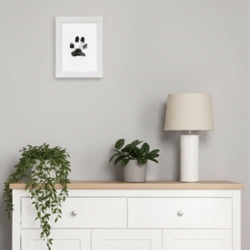 Hæng fotorammen med din hunds poteaftryk op i dit hjem.