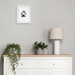 Hæng fotorammen med din hunds poteaftryk op i dit hjem.