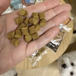 Godbidderne måler ca. 1 cm og kan let brækkes i mindre stykker