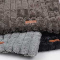 Lækre hundemadrasser fåes i flere farver: grå, mokka og sort