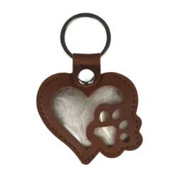 Med Ollipet Fur My Heart Nøglering har du mulighed for at gemme en lille tot af din elskede hunds pels indeni