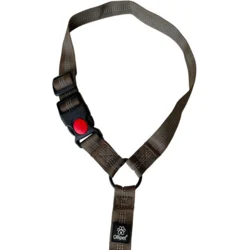 Sikkerhedsselen sættes rundt om nakkestøtten