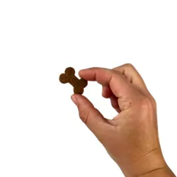 Carnilove Crunchy Snack Lamb with Cranberries hundesnack i hånd