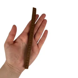Faunakram snacksticks med and og torsk vist i hånden