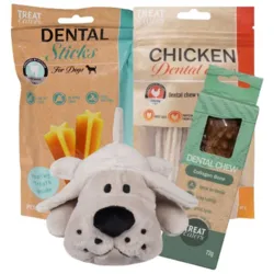 Cremefarvet Cuddly Dog plyshund med piv sammen med Treateaters Collagen Dental Chew, Chicken Dental Chew og Dental Sticks