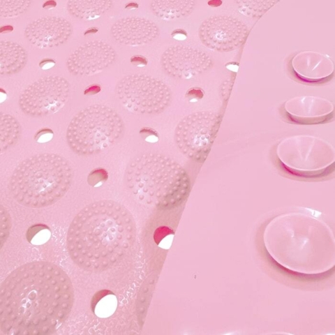 En smart bademåtte så din hund ikke glider på gulvet når den er i bad