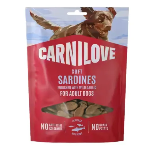 Carnilove Soft Snack Sardines with Wild Garlic hundegodbidder i pose