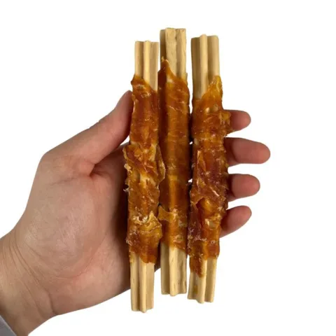 Faunakram Kornfri Dental Stick Large Breed i hånden