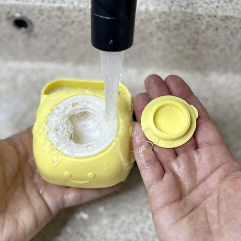 Ollipet Vaskebørste | Hæld vand i børsten og så er den klar til brug