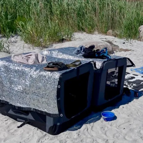 Sølvdugen kan bruges hen over hundens bur hvis i er på udstilling eller stranden f.eks.