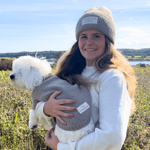 Sweater og hue til hunden og hundeejeren