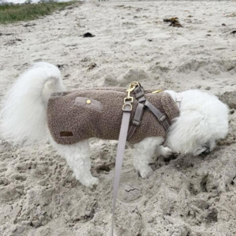 Hundedækken med matchende snor i lækre khaki farver og med elegante detaljer
