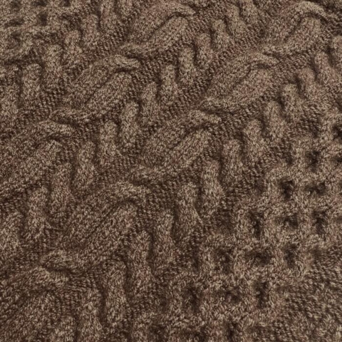 Hundesweateren fra Ollipet kommer med de fineste strikkede snorninger.