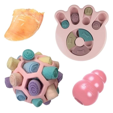 En sjov pakke til din tævehvalp med 3 stykker aktivitetslegetøj og en kalveklov.