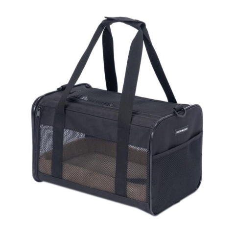 Let og praktisk transporttaske til hund med netvinduer for god ventilation og udsyn