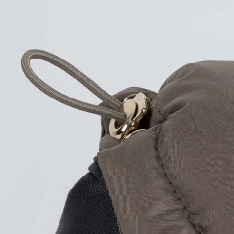 Elegant hundejakke med flotte gulddetaljer