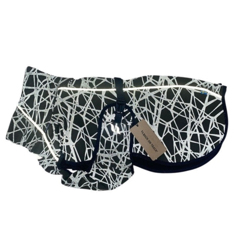 Jakken er i fuld refleks. Den grå har et andet refleksmønster.