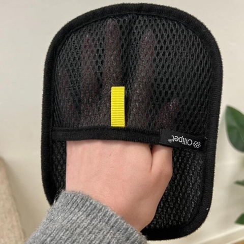 Børstehandsken har et godt greb så du nemt kan fjerne hundehår fra fx sofa, bilsæde, tøj m.m.