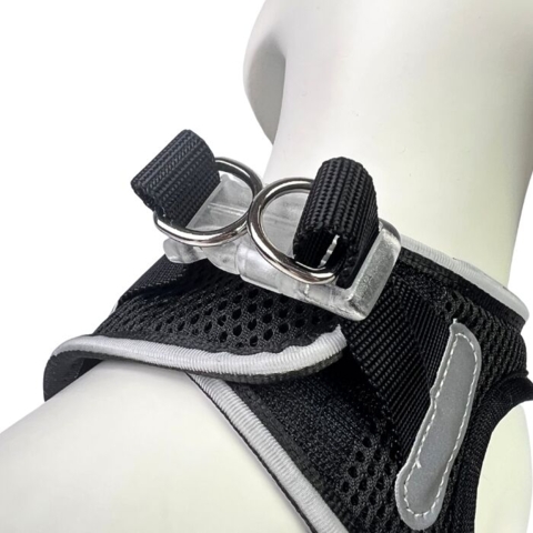 Hundesele med refleksdetaljer og LED-lys giver ekstra synlighed på gåturen