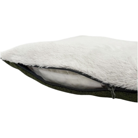 pude med plys på den ene side- kan lynes af og vaskes