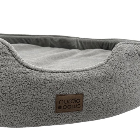 Nordic Paws Sofus Hundeseng er fremstillet i blødt teddy-materiale