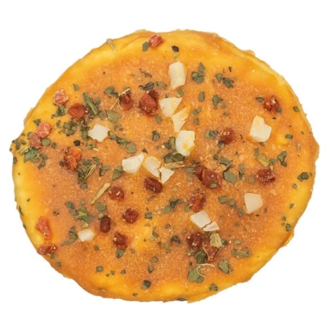 Smagfuld hundesnack med kylling, formet som en pizza