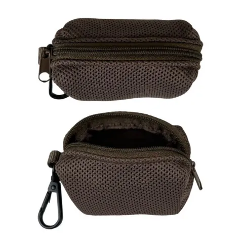 Hundeposeholderen åbnes nemt med lynlås og har plads til en lille pose hundeposer