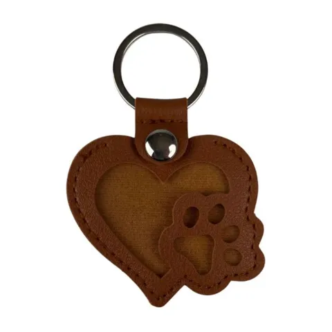 Hjerteformet vedhæng med pote i brun