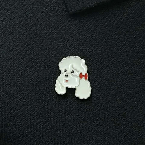 Broche med fint motiv af hvid krøllet hund