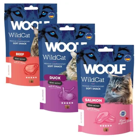 Woolf WildCat 50g er bløde semi-moist kattesnacks i varianterne Beef, Duck og Salmon – perfekt som belønning eller forkælelse