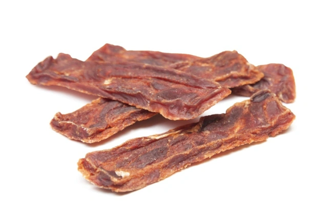 Truly dog fillets deer hundegodbidder med hjort. Smagfulde kødstrimler til hunde, velegnet som belønningssnack eller forkælelse i hverdagen