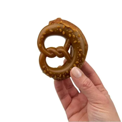 sprøde hundesnacks med kylling i dekorativ pretzel form