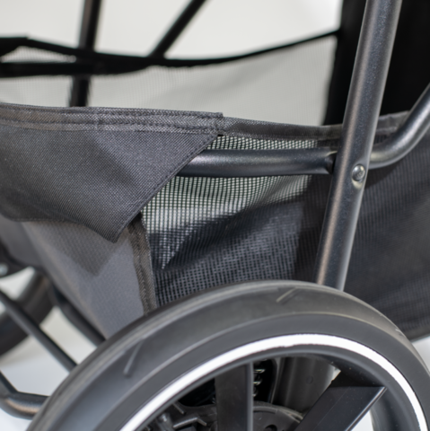 Hundeklapvogn fra Innopet - Model Buggy Cozy Premium.
Her vist i farven sort