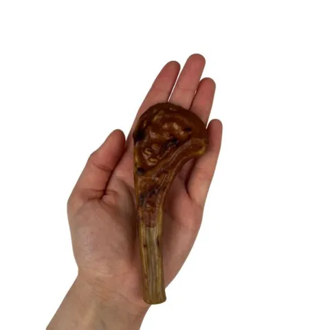 Tyggeben formet som chop med kylling til hund