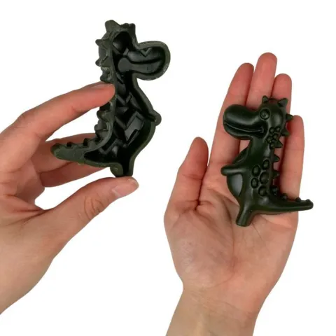 Veggie Dino hundegodbid i hånd der viser fyldbar funktion