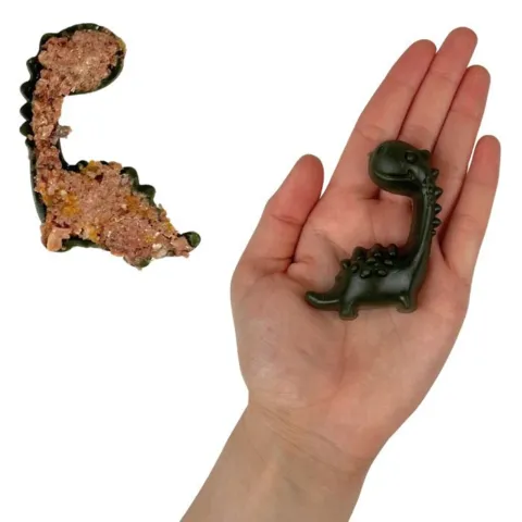 Veggie Dino hundegodbid fyldt med vådfoder i hånd