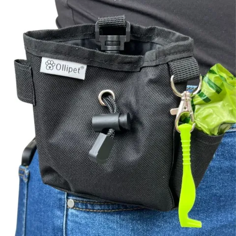 Se Ollipet godbidstaske i brug – nem opbevaring af godbidder og hømhøm poser på gåturen med din hund