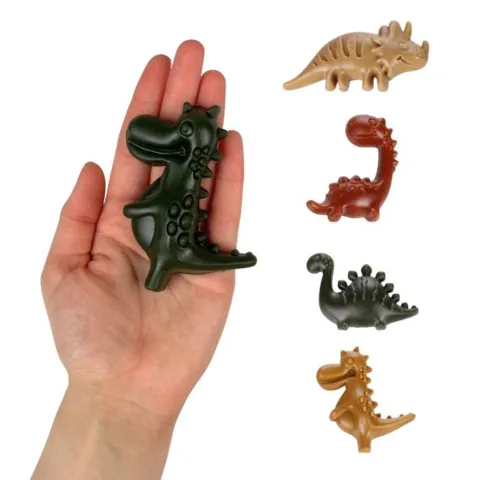 egetar dino hundesnack medium i hånden med assorterede varianter