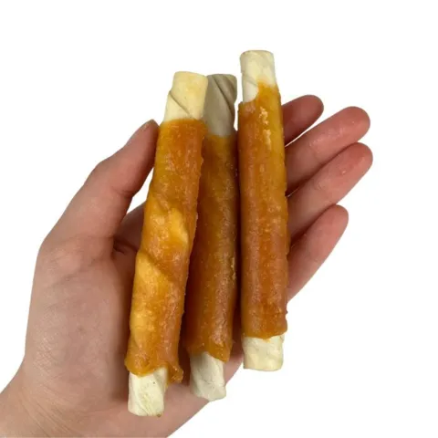 filled-white-rawhide-roll-chicken-paste-faunakram i hånden