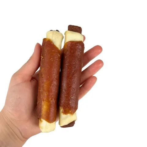 Faunakram filled rawhide roll med and 13,5 cm vist i hånden