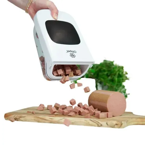 Ollipet godbidshakker der skærer foderpølse i små tern til godbidder