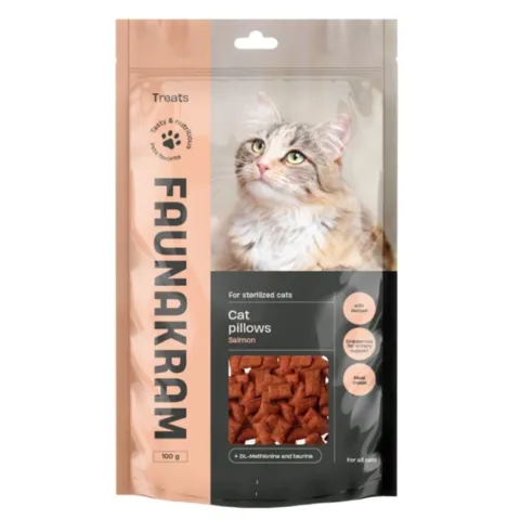 Faunakram cat pillows with salmon kattegodbidder i pose med sprøde puder